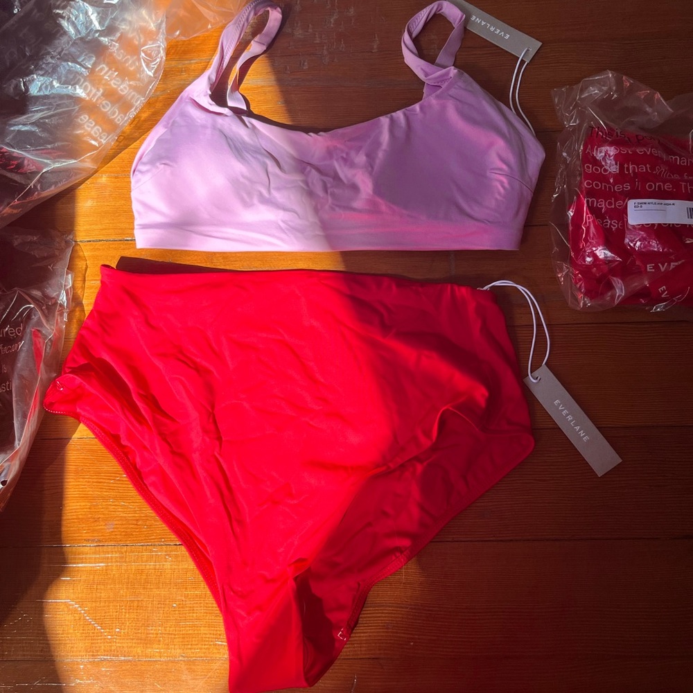 New, unworn Everlane square-neck bikini top (small, lilac)